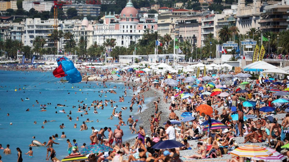 Harta Europei cu steagurile celor 11 țări care solicită restricții de vize pentru ruși