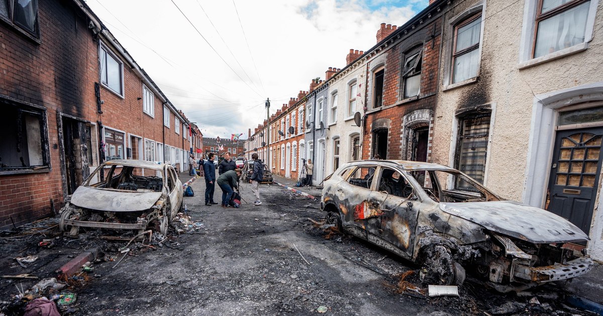 Proteste violente în Belfast, cu autobuz incendiat și forțe de ordine