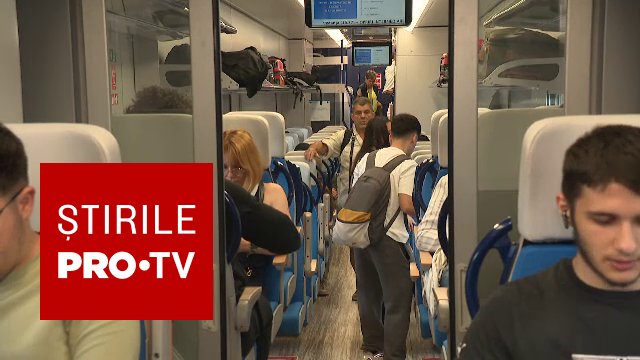 Tren nou pe linia București-Constanța, cu pasageri urcând în gară