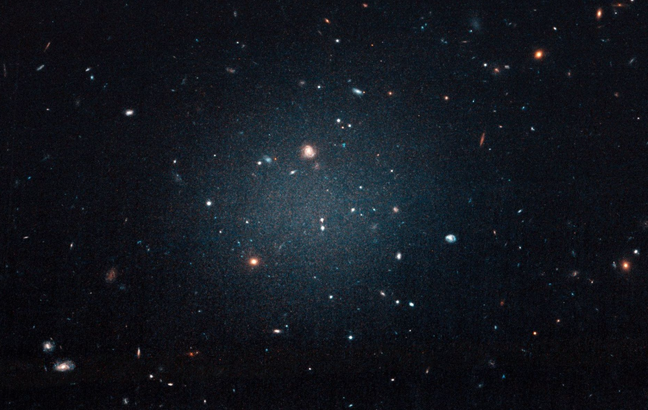 Imagine artistică a unei galaxii pitice fără materie întunecată