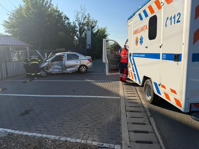 Ambulanță implicată în accident la ieșirea din Hârlău