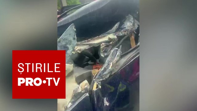 Accident neobișnuit în Maramureș: o mașină lovită de cupa unui excavator neînmatriculat