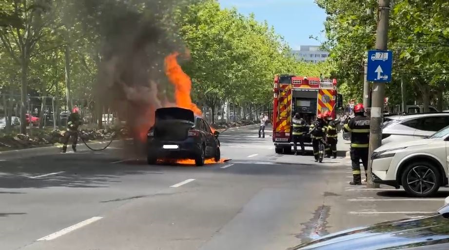 Mașină Logan în flăcări pe șosea în Sectorul 3