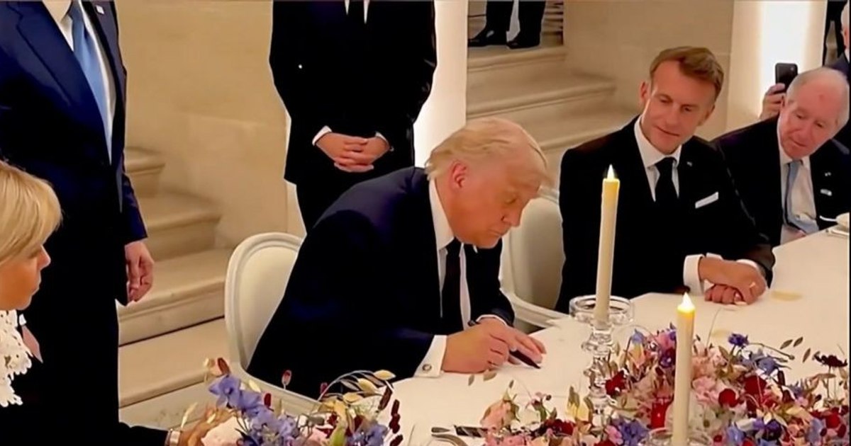 Președintele american Donald Trump și oficiali iranieni semnează un document la Versailles