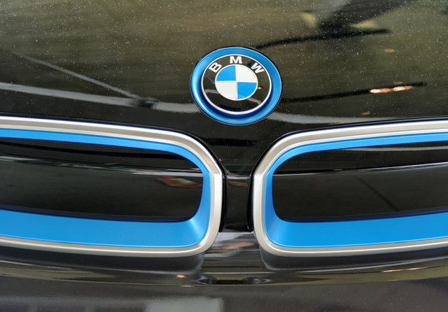 Logo BMW pe o clădire