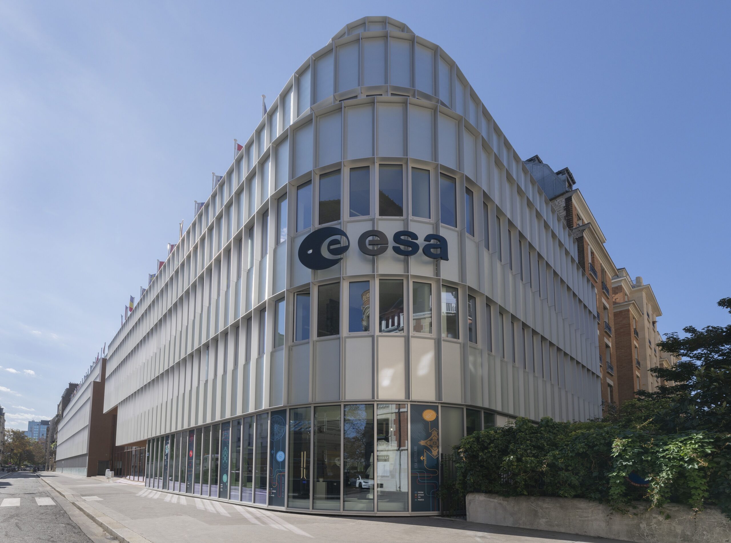 Emblema Agenției Spațiale Europene (ESA) pe un fundal spațial