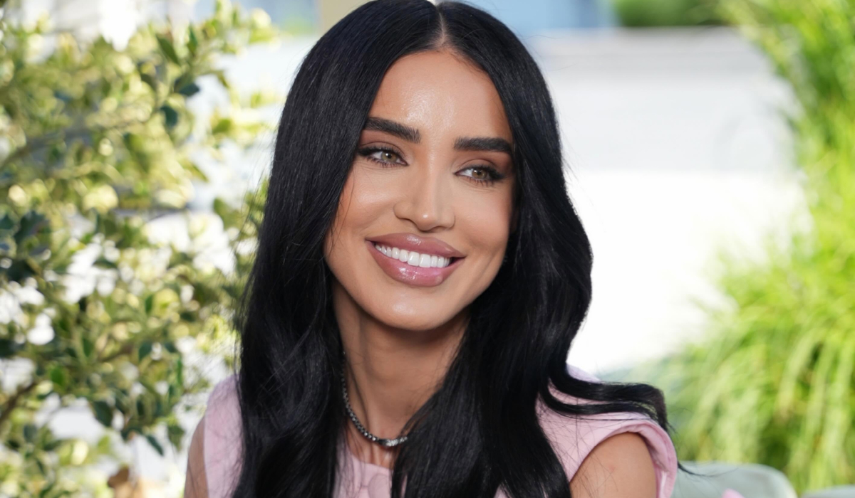 Adelina Pestrițu a rămas fără contul de Instagram. Câți bani face din social media