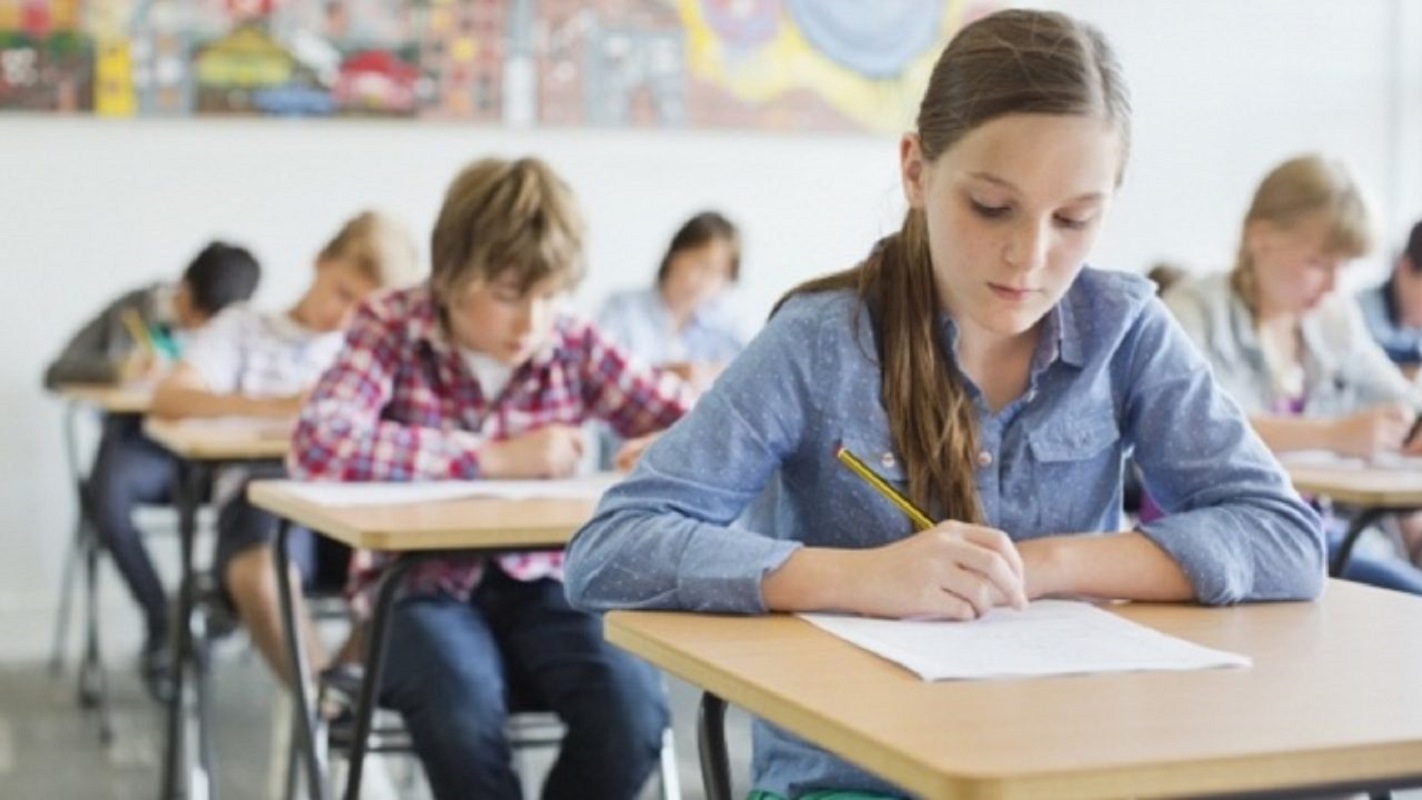 Adolescenții, afectați pe termen lung de școala online: lacune în matematică și citire