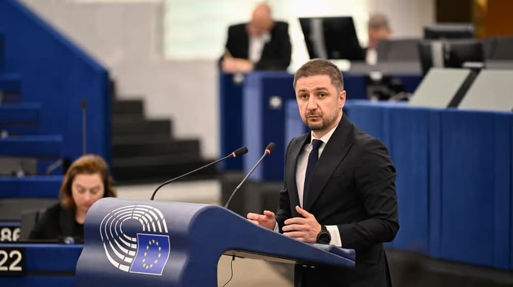 Adrian Axinia (AUR/ECR): Guvernul Bolojan a creat o structură paralelă pentru infrastructură, o nouă sursă de sinecuri
