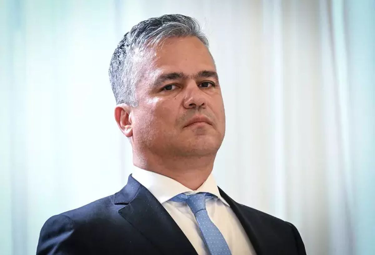 Adrian Veștea depunând documentele la Parlament