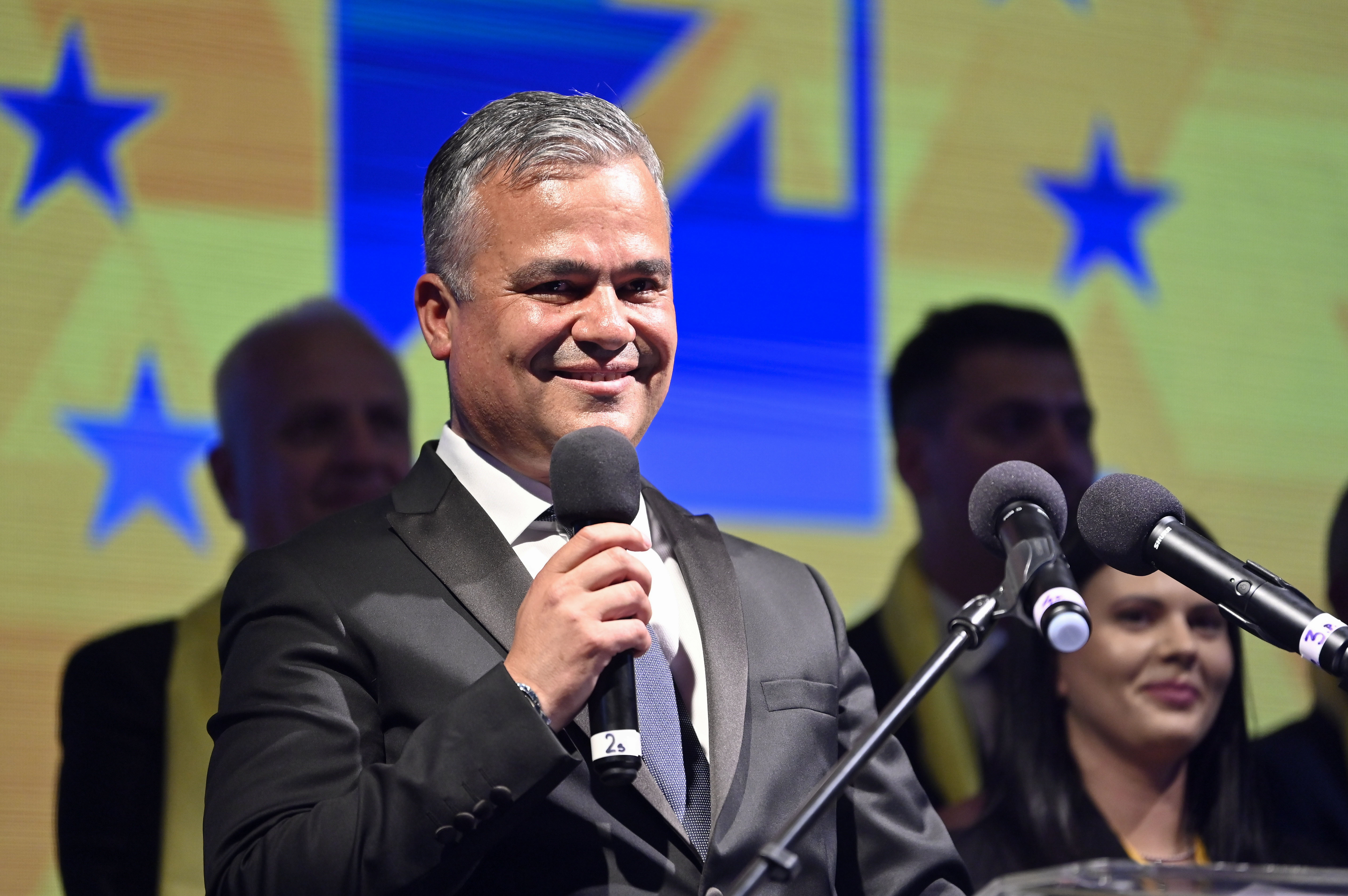 Adrian Veștea vorbind la o conferință de presă
