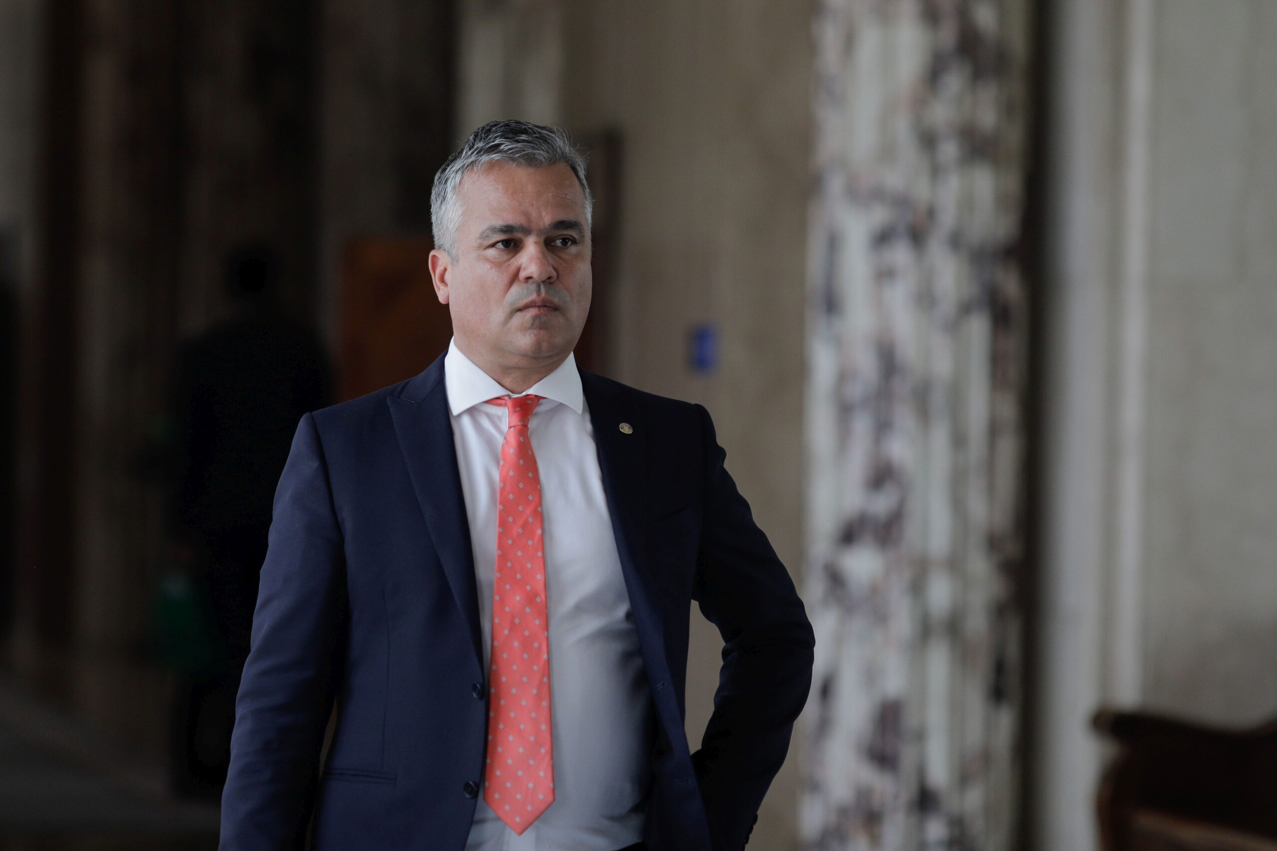 Adrian Veștea la o conferință de presă