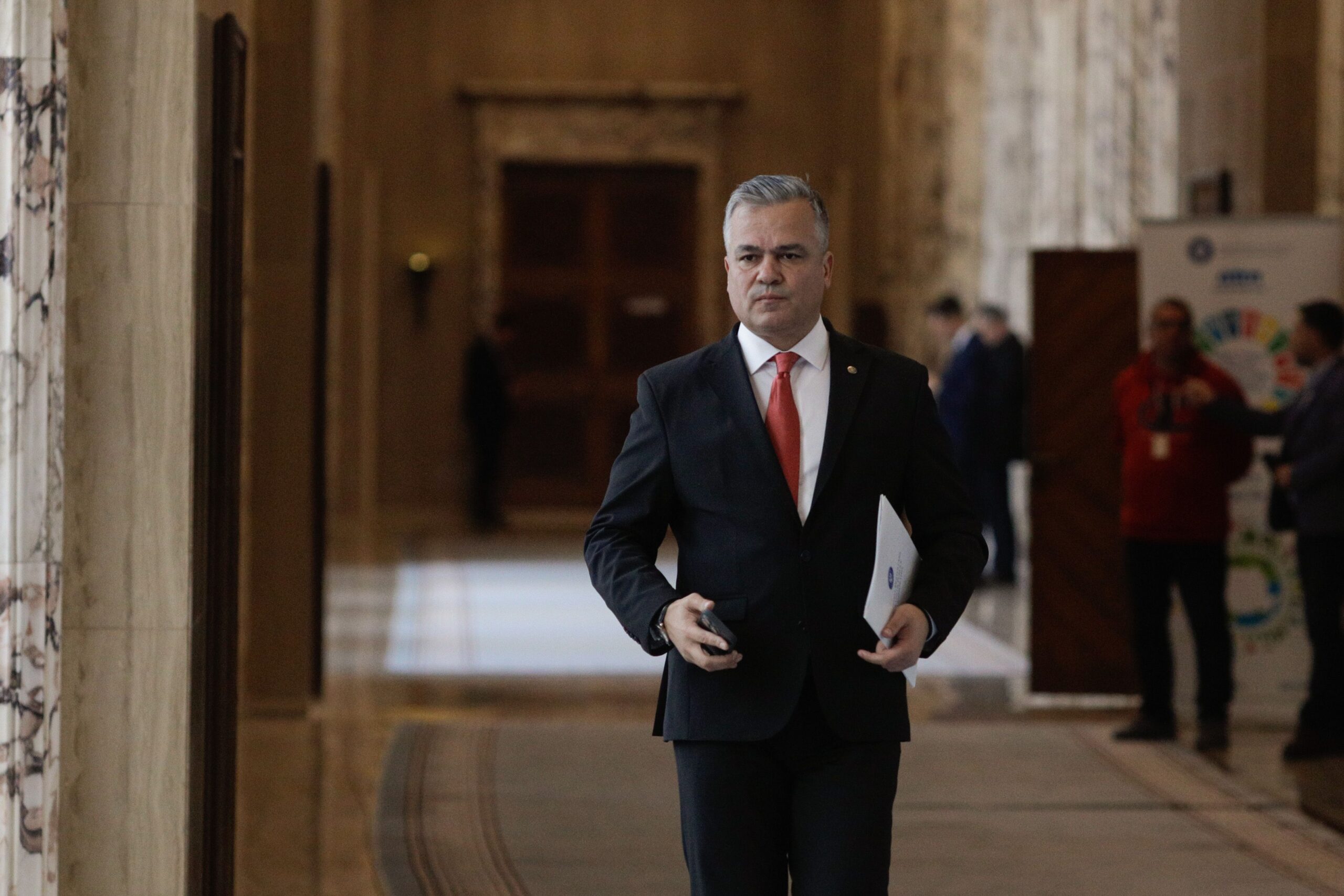Adrian Veștea vorbind la un microfon