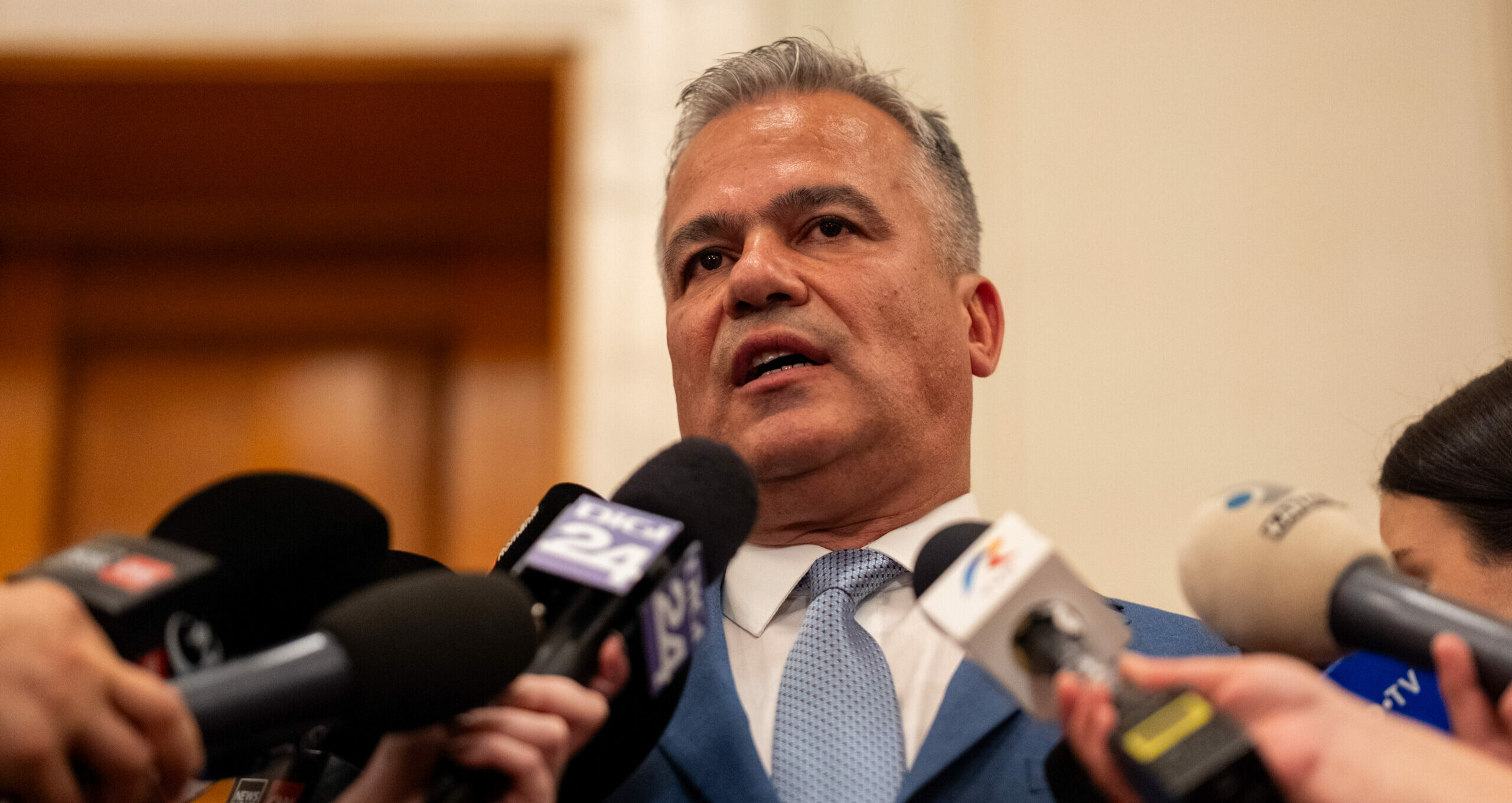 Adrian Veștea la o conferință de presă