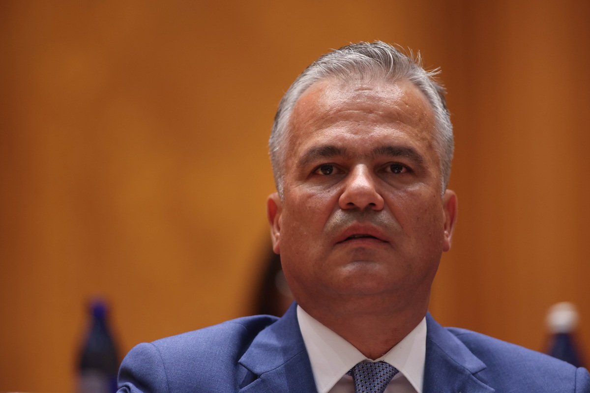 Adrian Veștea vorbind la un microfon