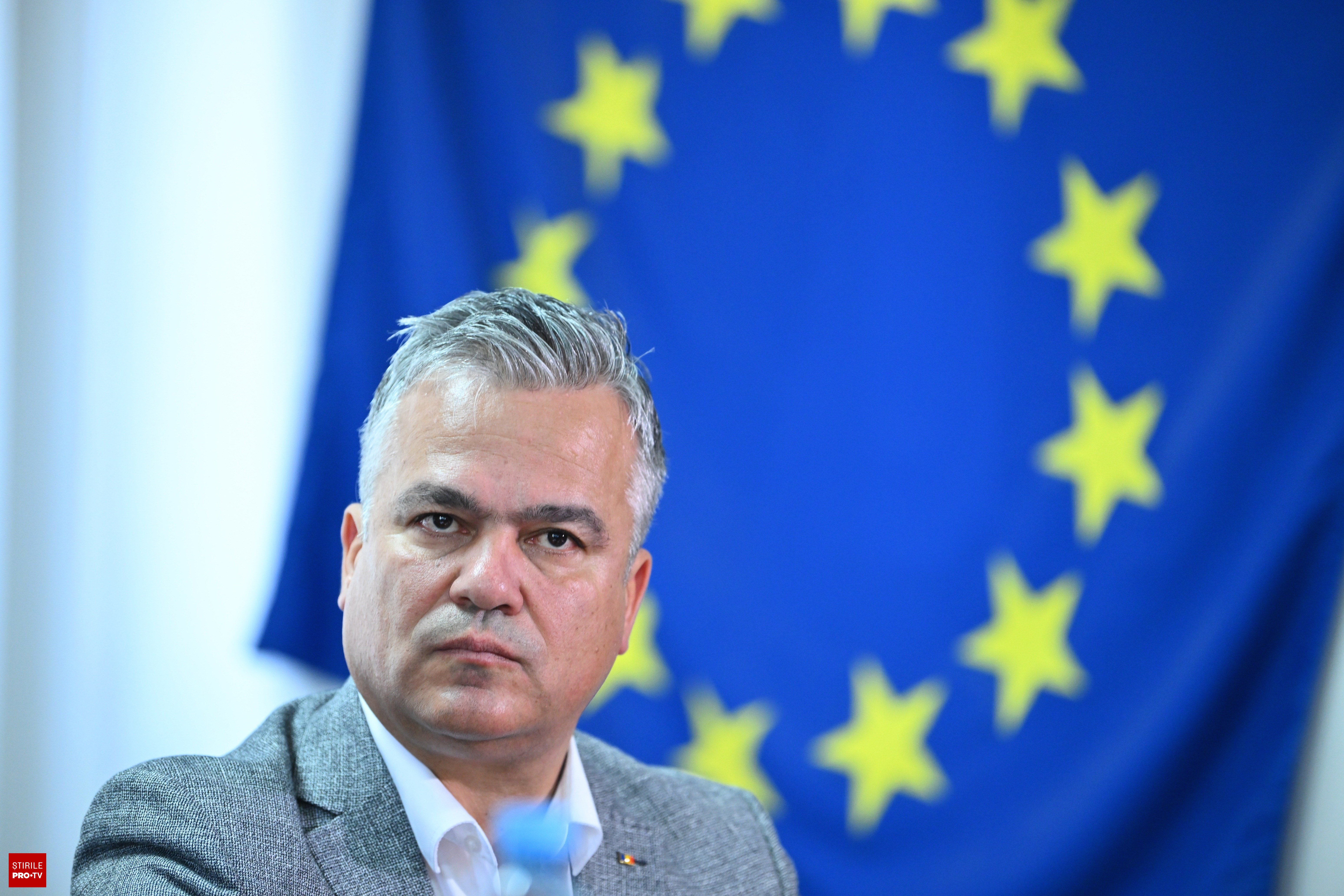 Adrian Veștea vorbind la un microfon