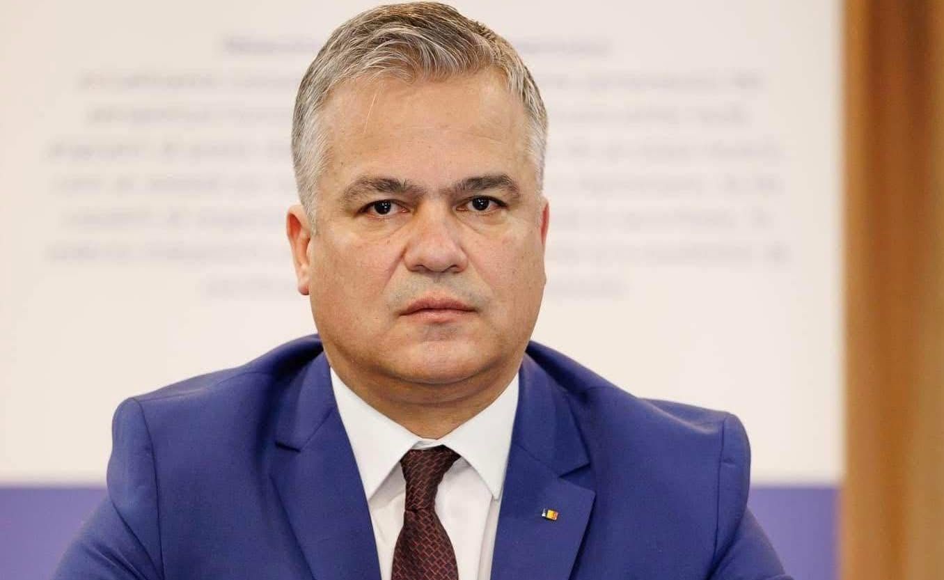 Adrian Veștea în timpul unei conferințe de presă