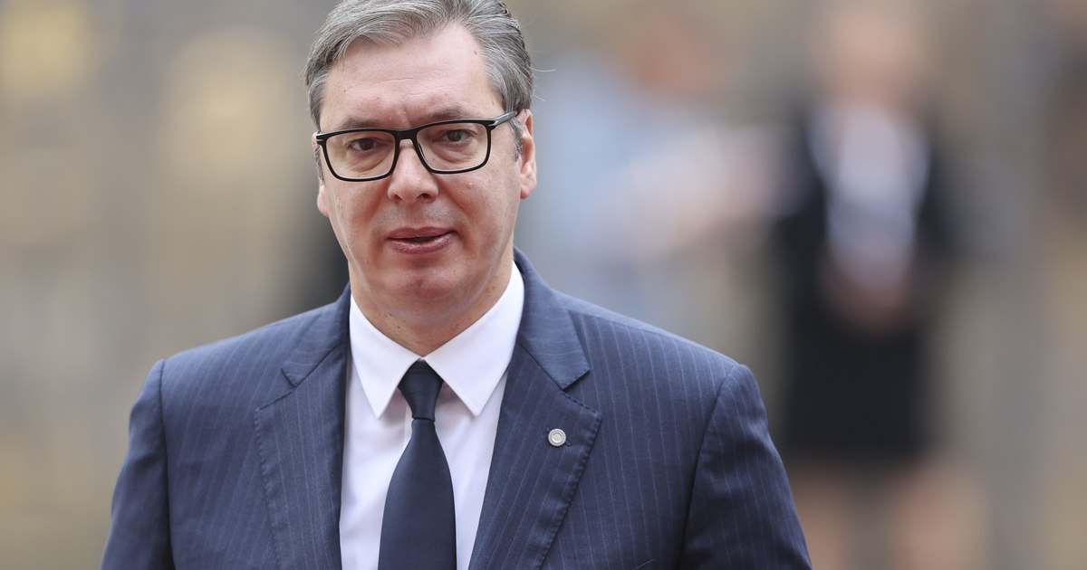 Președintele Serbiei, Aleksandar Vucic, vorbind la un miting