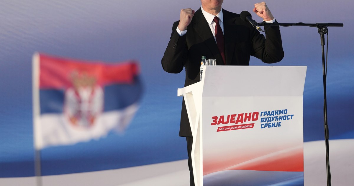 Aleksandar Vučić vorbind la un miting politic în Belgrad