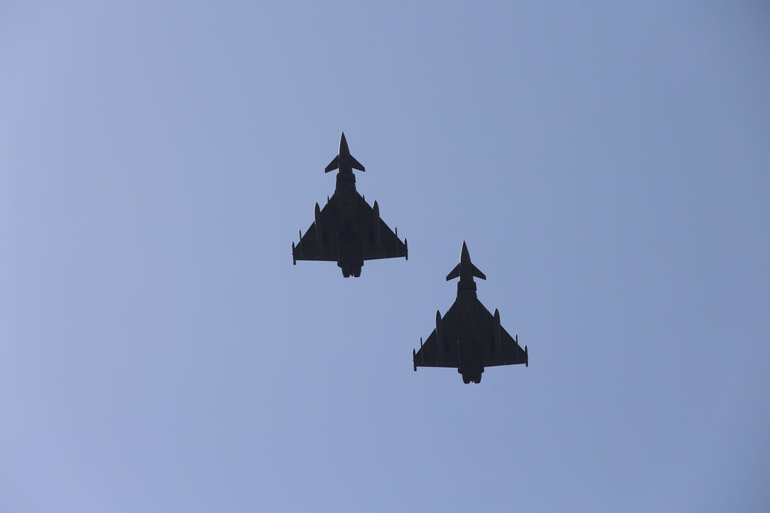 Avioane Eurofighter Typhoon ale Forțelor Aeriene Britanice pe pista Bazei 86 Aeriene Borcea