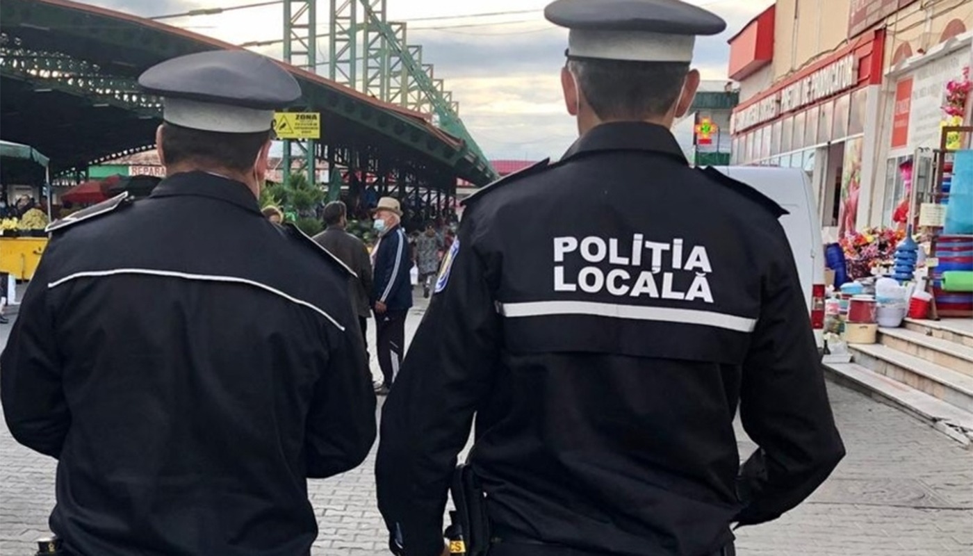 Controlor STB verificând biletele într-un autobuz din București