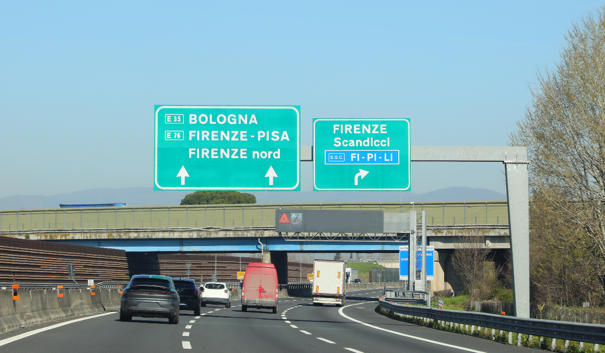 Amenzi de până la 1.731 de euro pentru șoferii români în Italia. Regula anvelopelor, valabilă până pe 15 octombrie