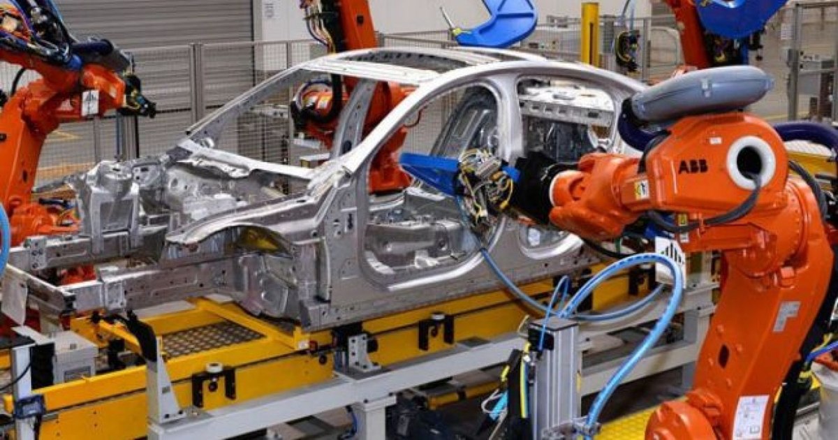 Linie de producție auto în fabrică