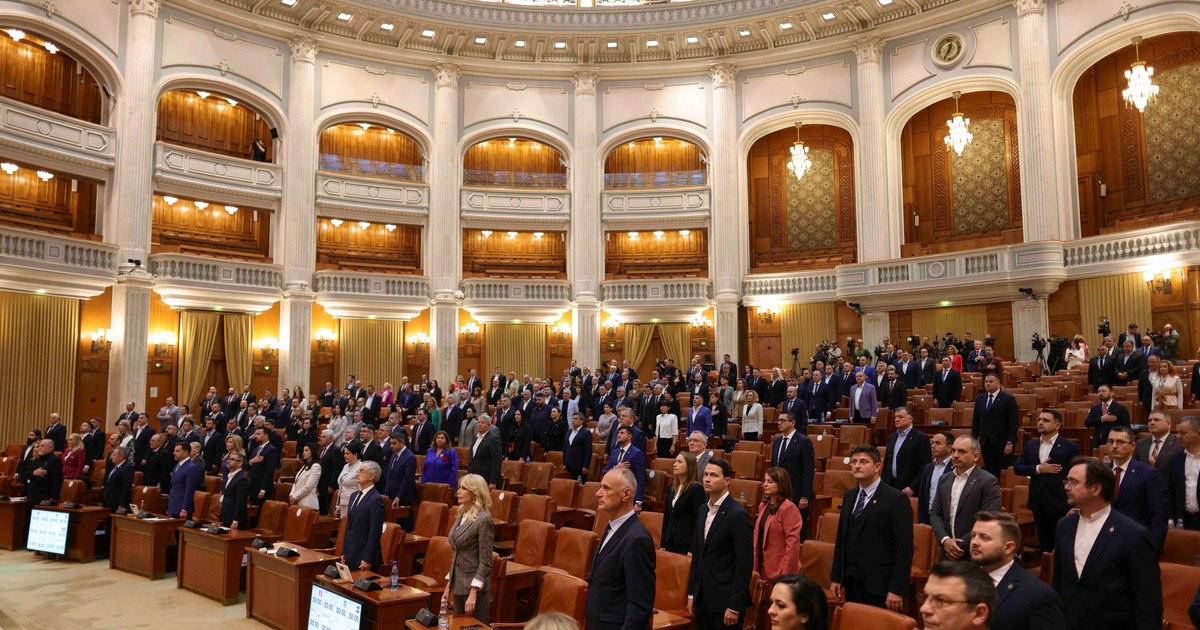 Sala de ședințe a Parlamentului României, cu scaune goale și microfoane
