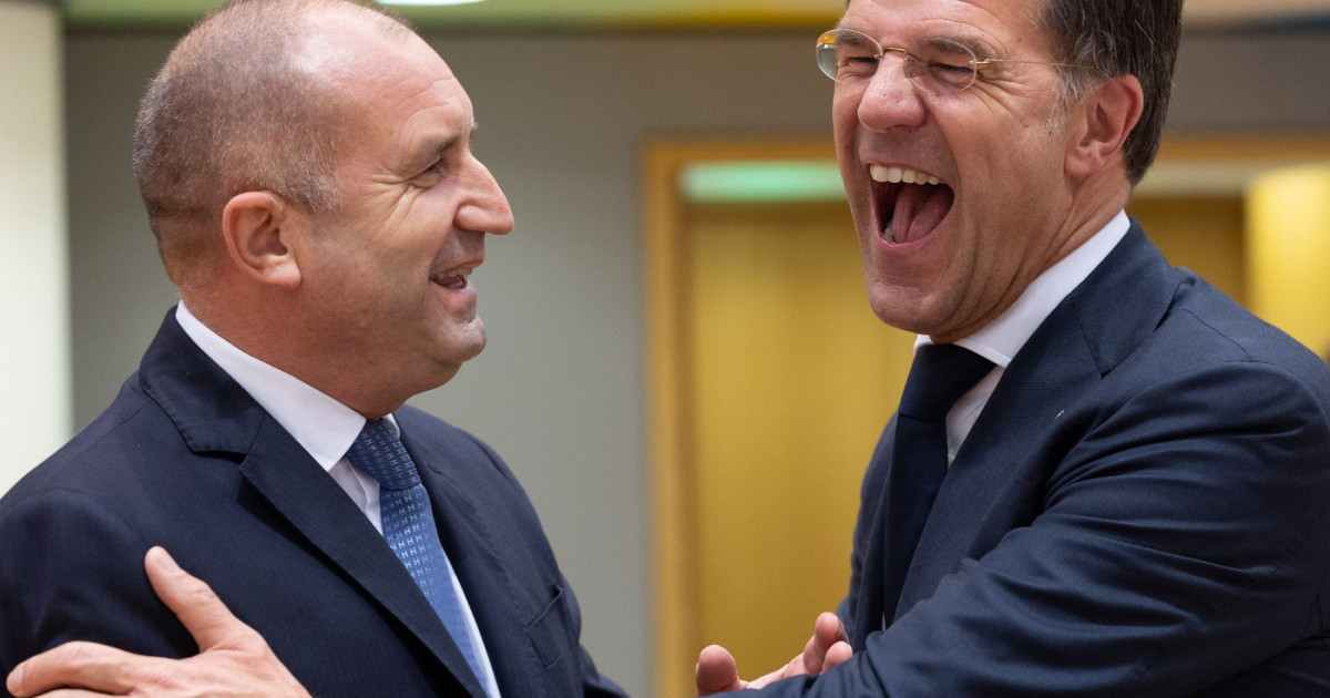 Premierul Bulgariei Rumen Radev vorbind la o conferință de presă