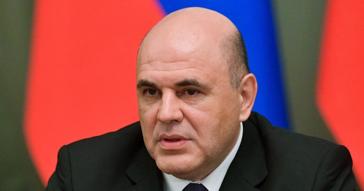Mihail Mișustin, premierul Rusiei, în costum, privind în sus