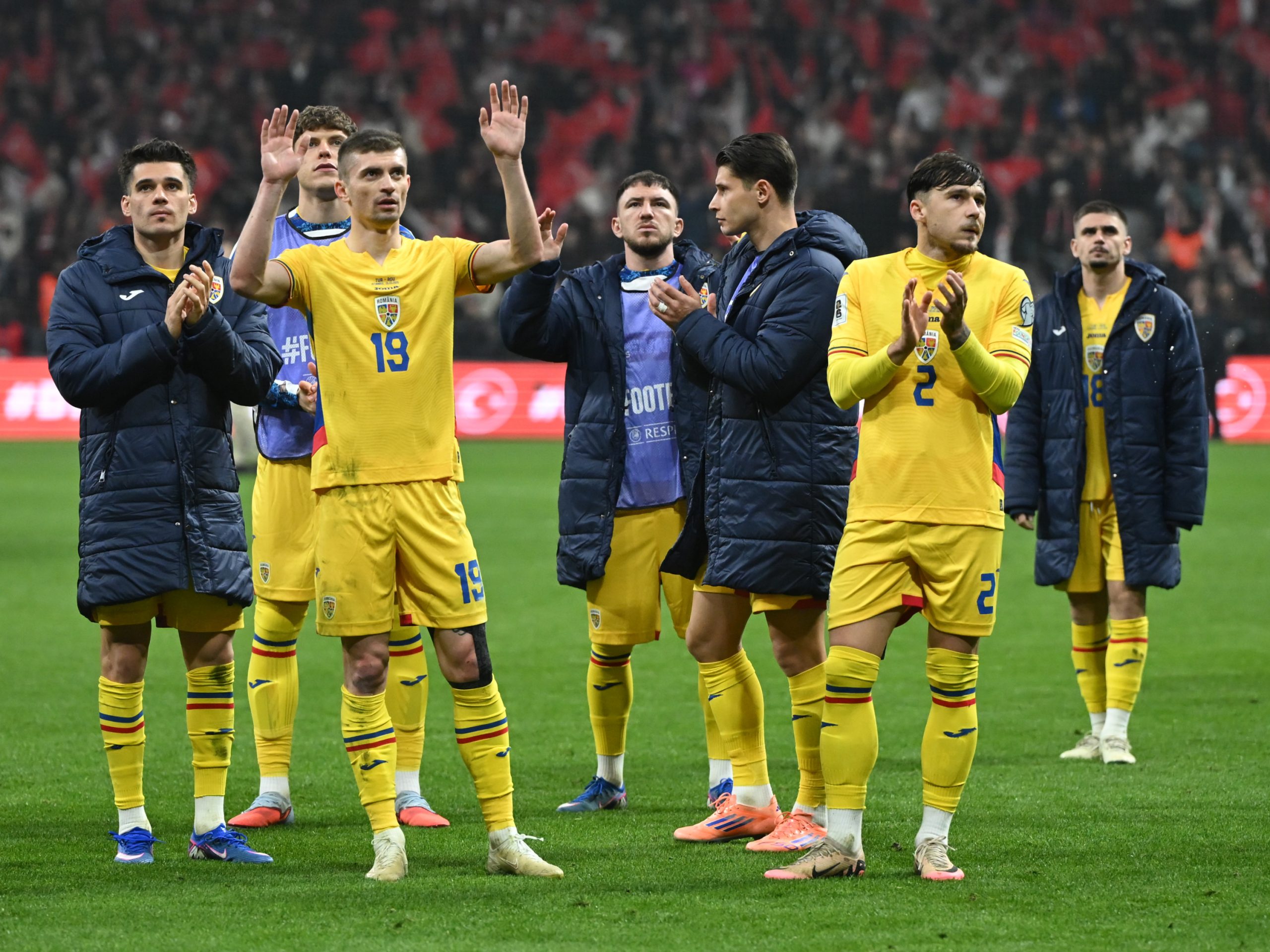 Andrei Rațiu, fundașul echipei naționale a României, sărbătorind pe teren