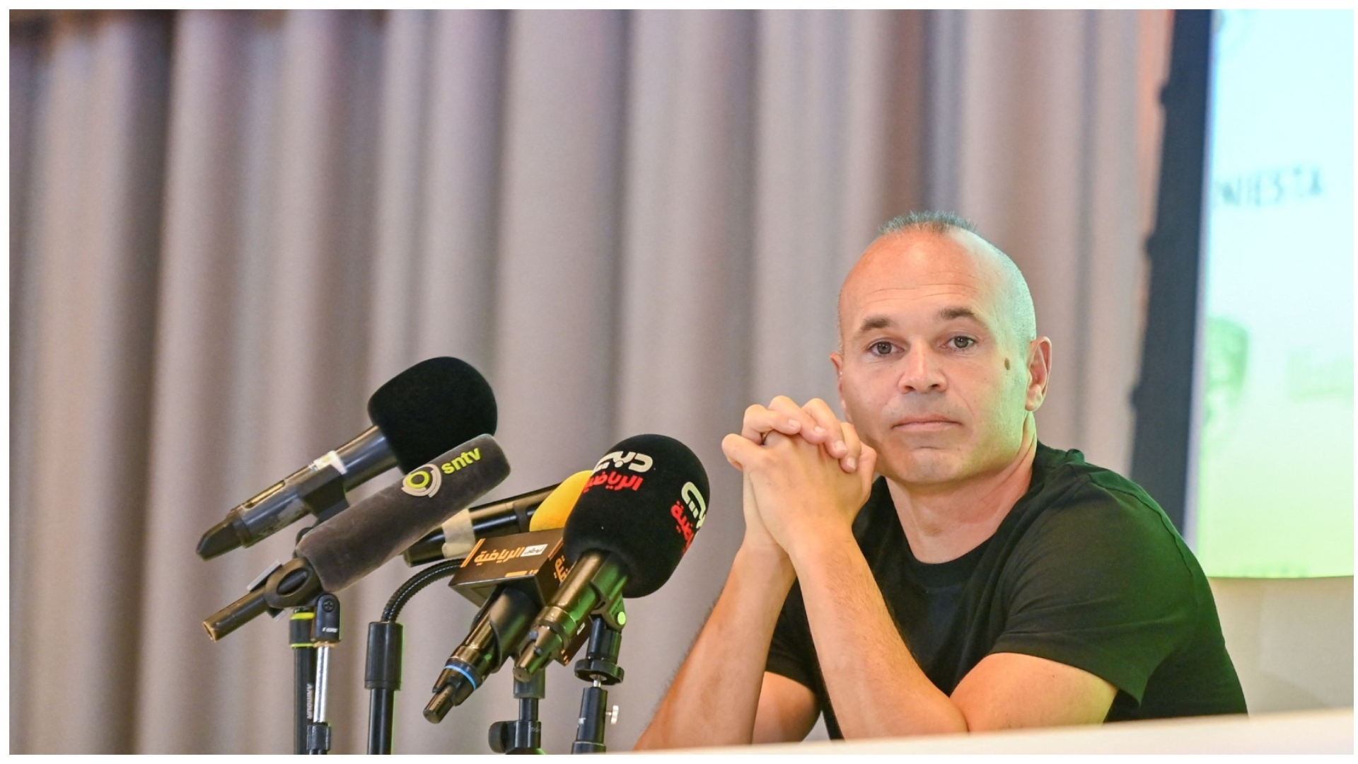 Andres Iniesta semnează contractul cu Gulf United FC