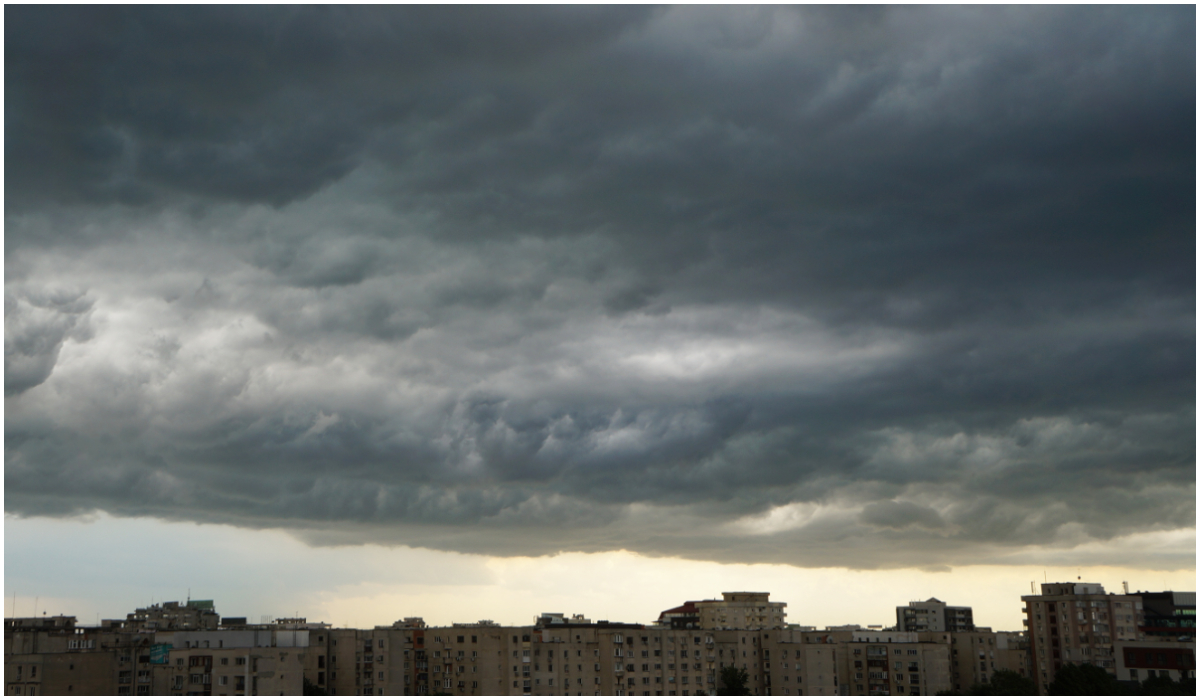 ANM a emis avertizări nowcasting de furtuni și grindină, în plin cod roșu de caniculă