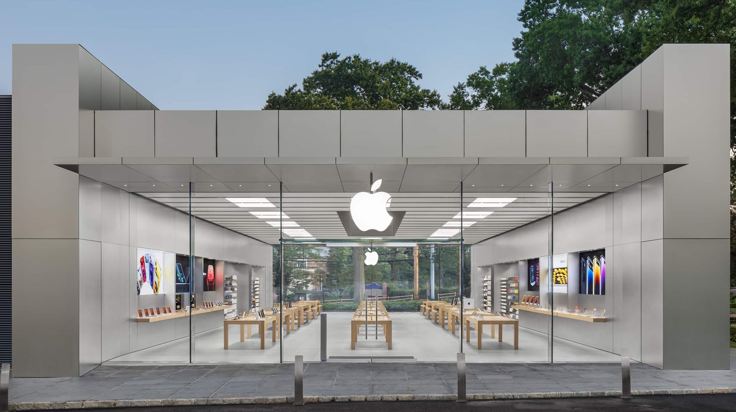 Apple raportează creșteri în primul trimestru din 2026, iPhone 17 și serviciile fiind principalele motoare