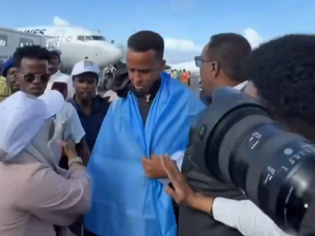 Arbitrul Omar Artan întâmpinat de fani pe aeroportul din Mogadishu