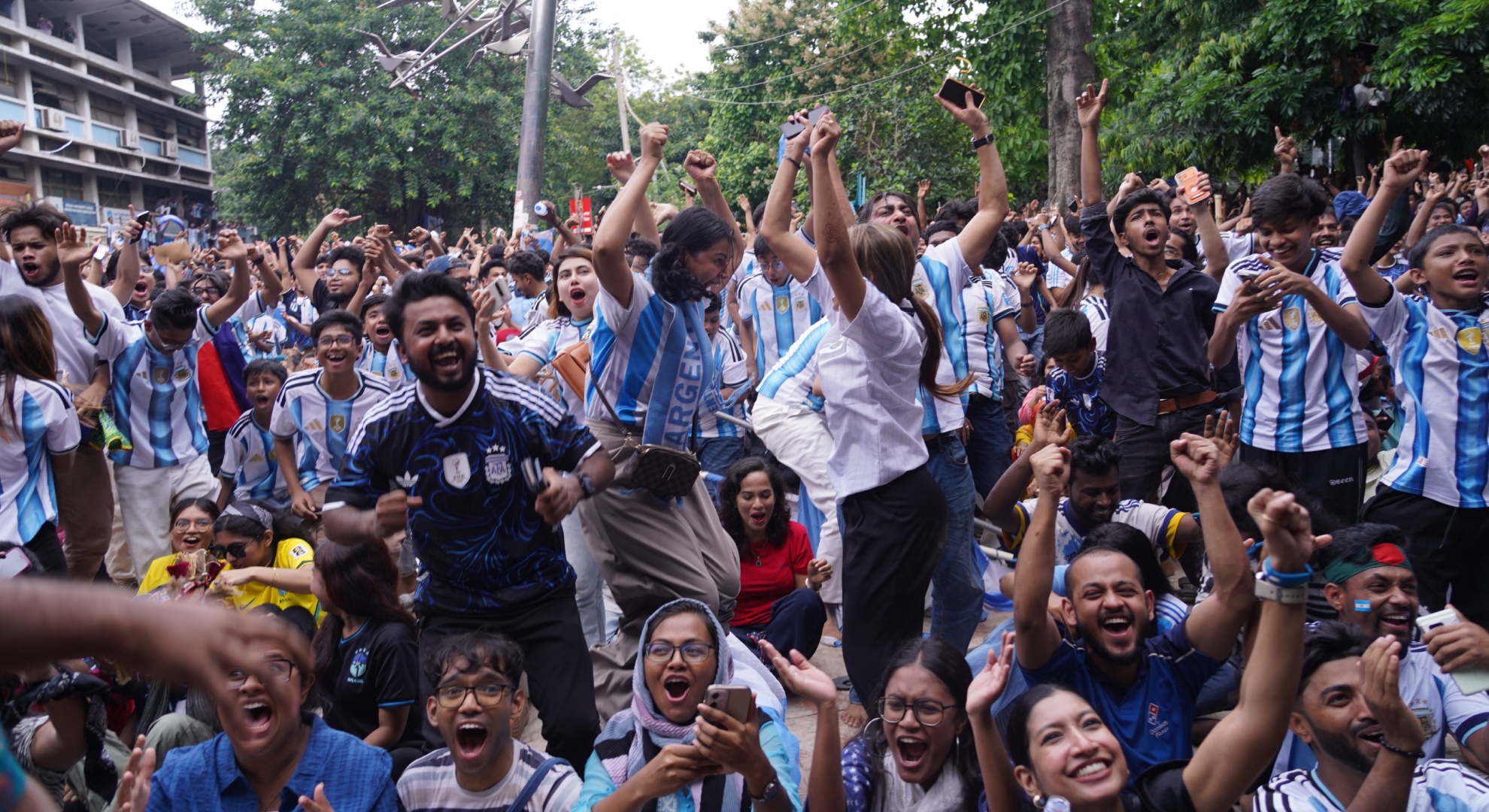 Argentina învinge Algeria cu 3-0 la CM 2026. Fanii din Bangladesh, în extaz: s-au urcat în copaci