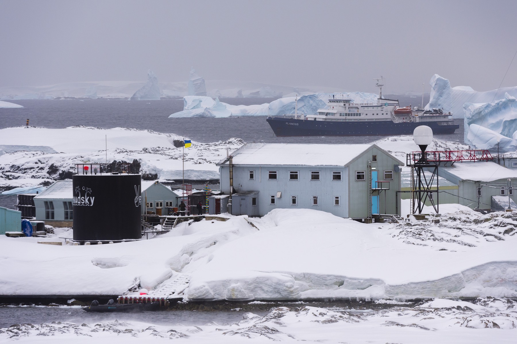 Carote de gheață depozitate într-o peșteră din Antarctica