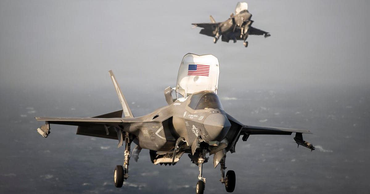 Avion de vânătoare F-16 al Forțelor Aeriene ale SUA patrulând deasupra Orientului Mijlociu