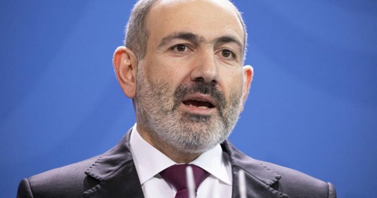 Nikol Pașinian la o conferință de presă, declarând victoria în alegerile parlamentare din Armenia