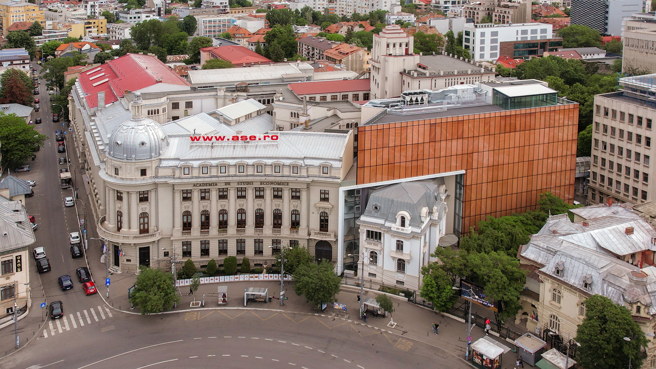 Rectorul ASE, prof. univ. dr. Nicolae Istudor, în fața clădirii universității