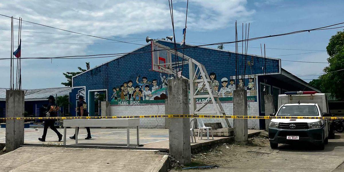 Elevi fugind de la locul atacului armat dintr-un liceu din Filipine