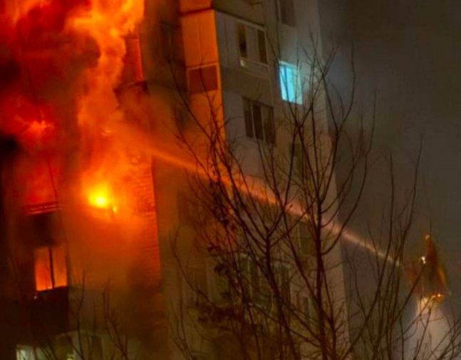 Oameni alergând pe străzile din Kiev în timpul unui atac cu rachete