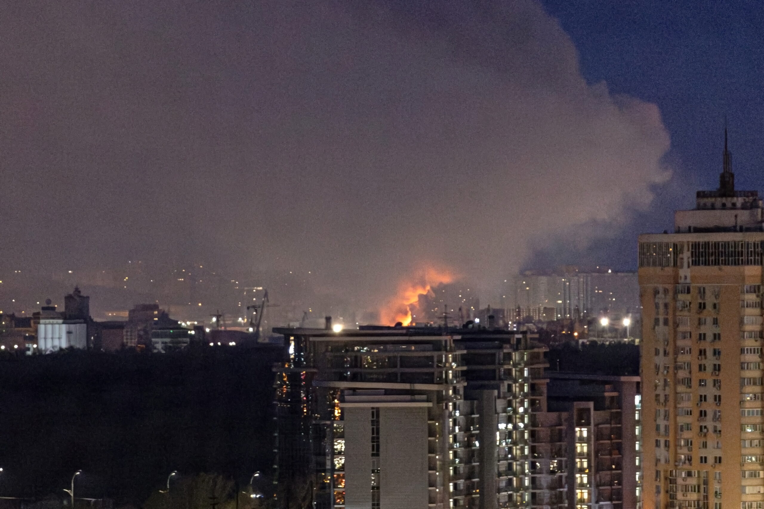 Explozii și incendii la Kiev în urma atacului cu rachete rusești