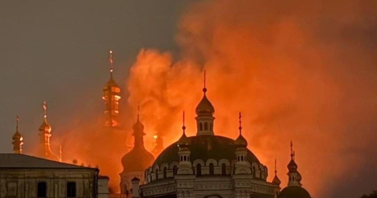 Incendiu la Catedrala Adormirii Maicii Domnului din Kiev după atacul aerian rusesc