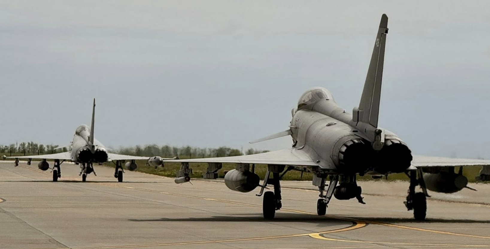 Eurofighter Typhoon al Forțelor Aeriene Britanice pe pista Bazei 86 Aeriene Borcea