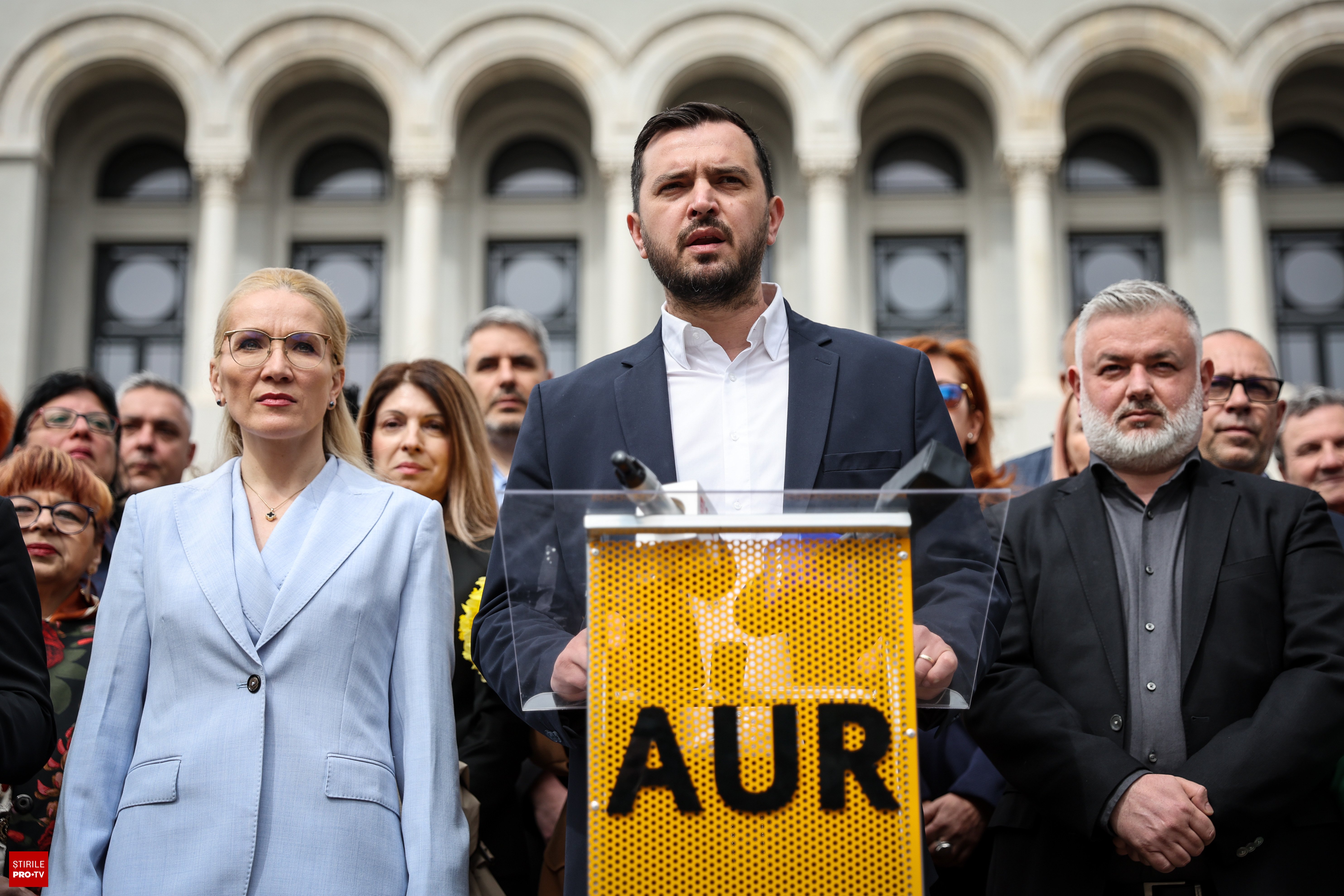 Mihai Enache, liderul deputaților AUR, susține o declarație de presă