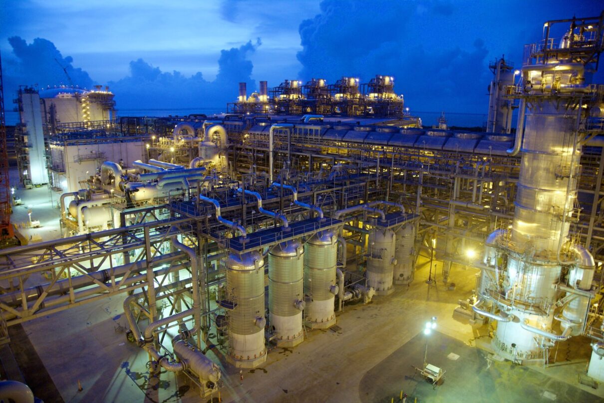 Platformă de gaz lichefiat în Australia, cu vapoare de transport în port