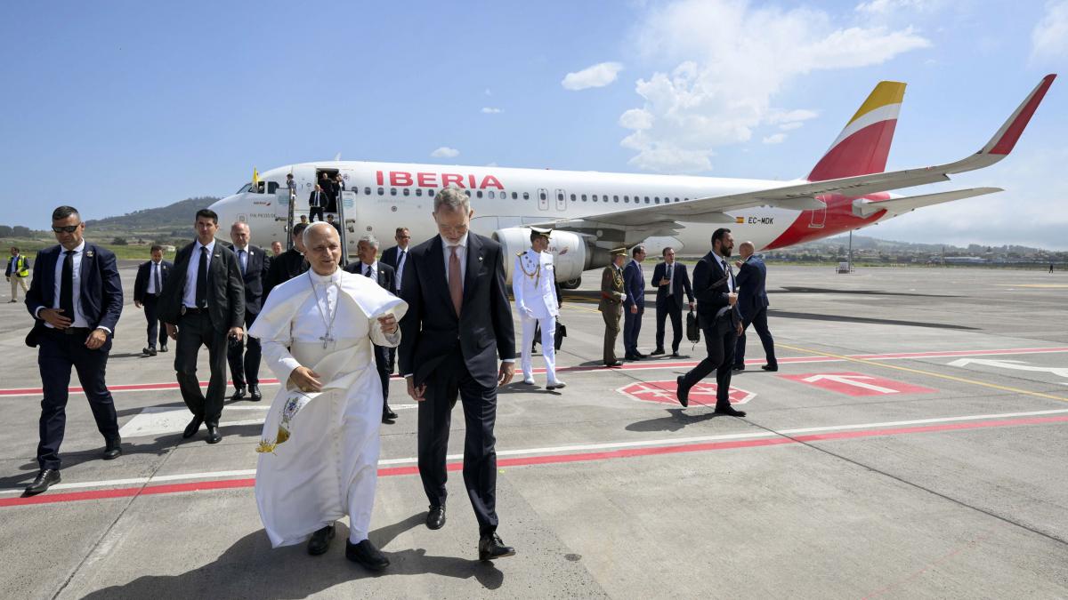 Papa Leon al XIV-lea coborând din avion pe aeroportul din Tenerife