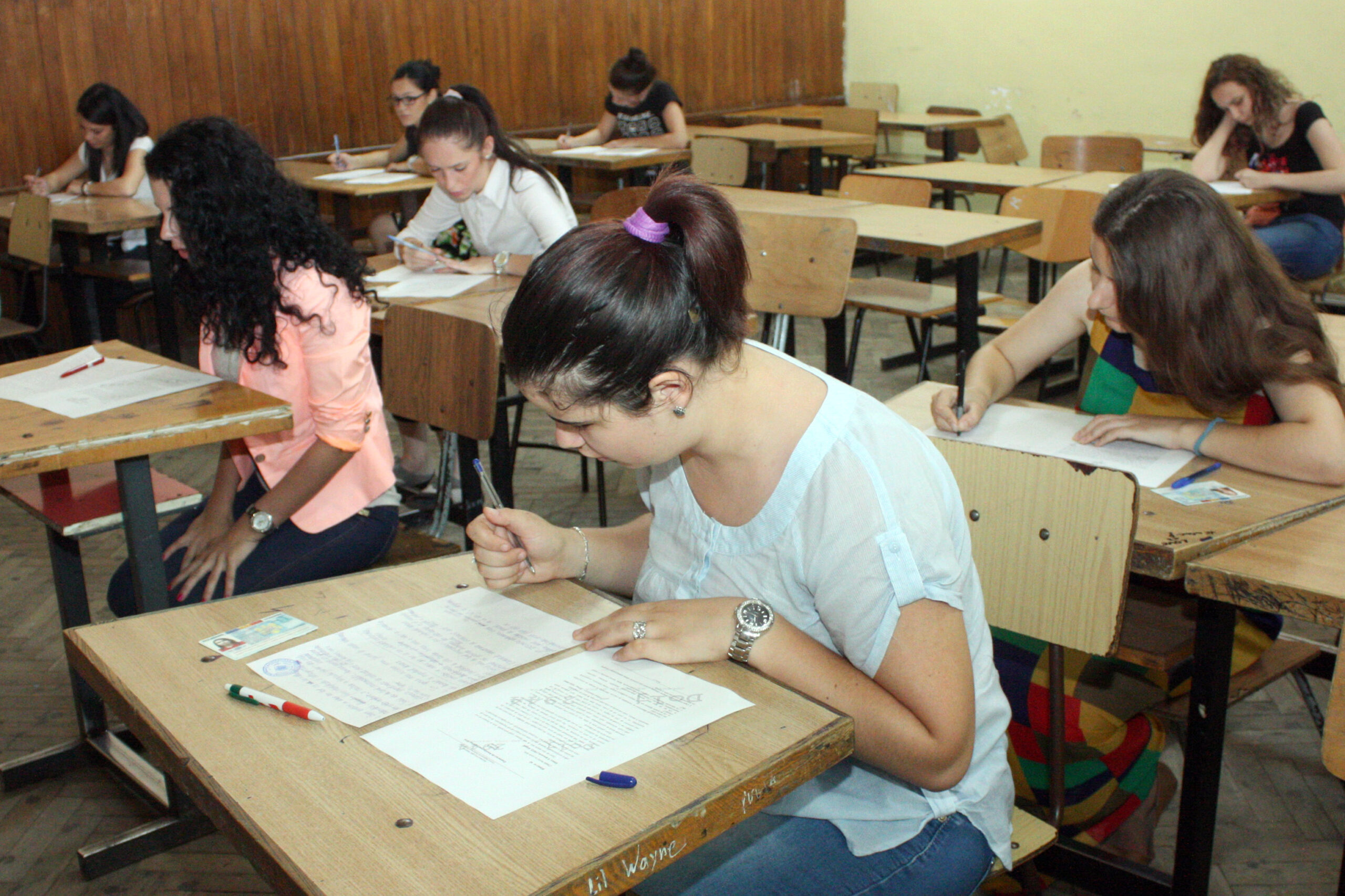 Elevi susținând examenul de Bacalaureat