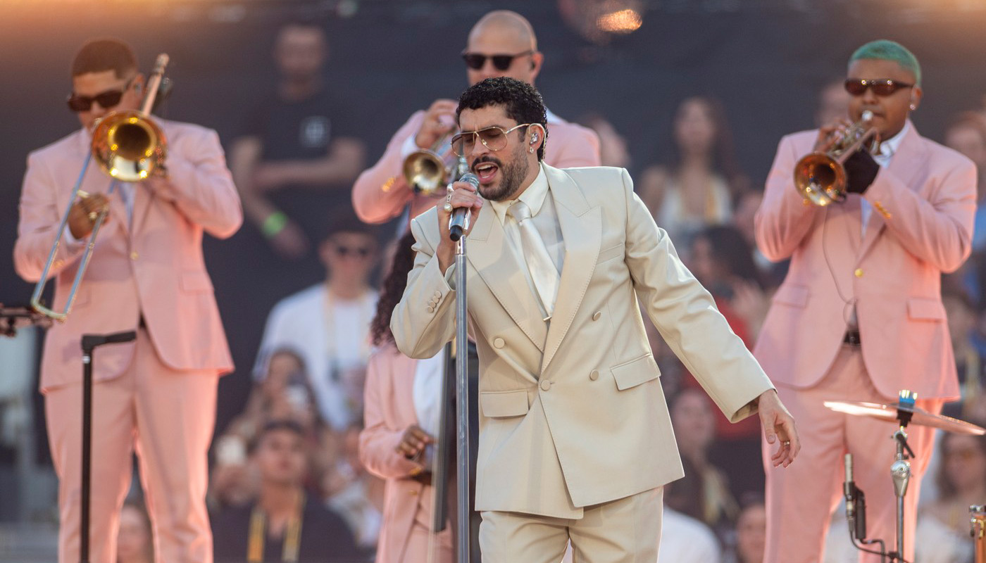 Bad Bunny pe scenă la un concert pe stadionul Riyadh Air Metropolitano